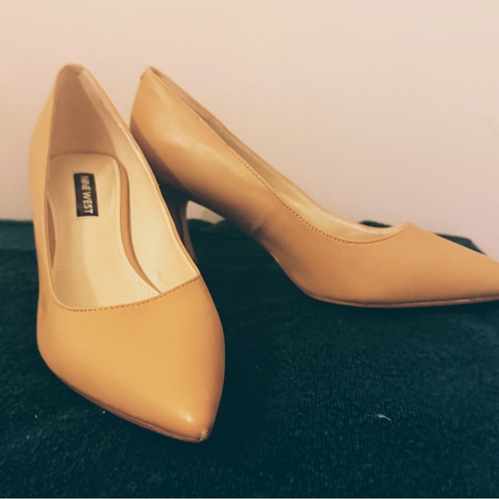 Nine West Leather Honey Tan Size Sz 6.5 Low Kitten Heel